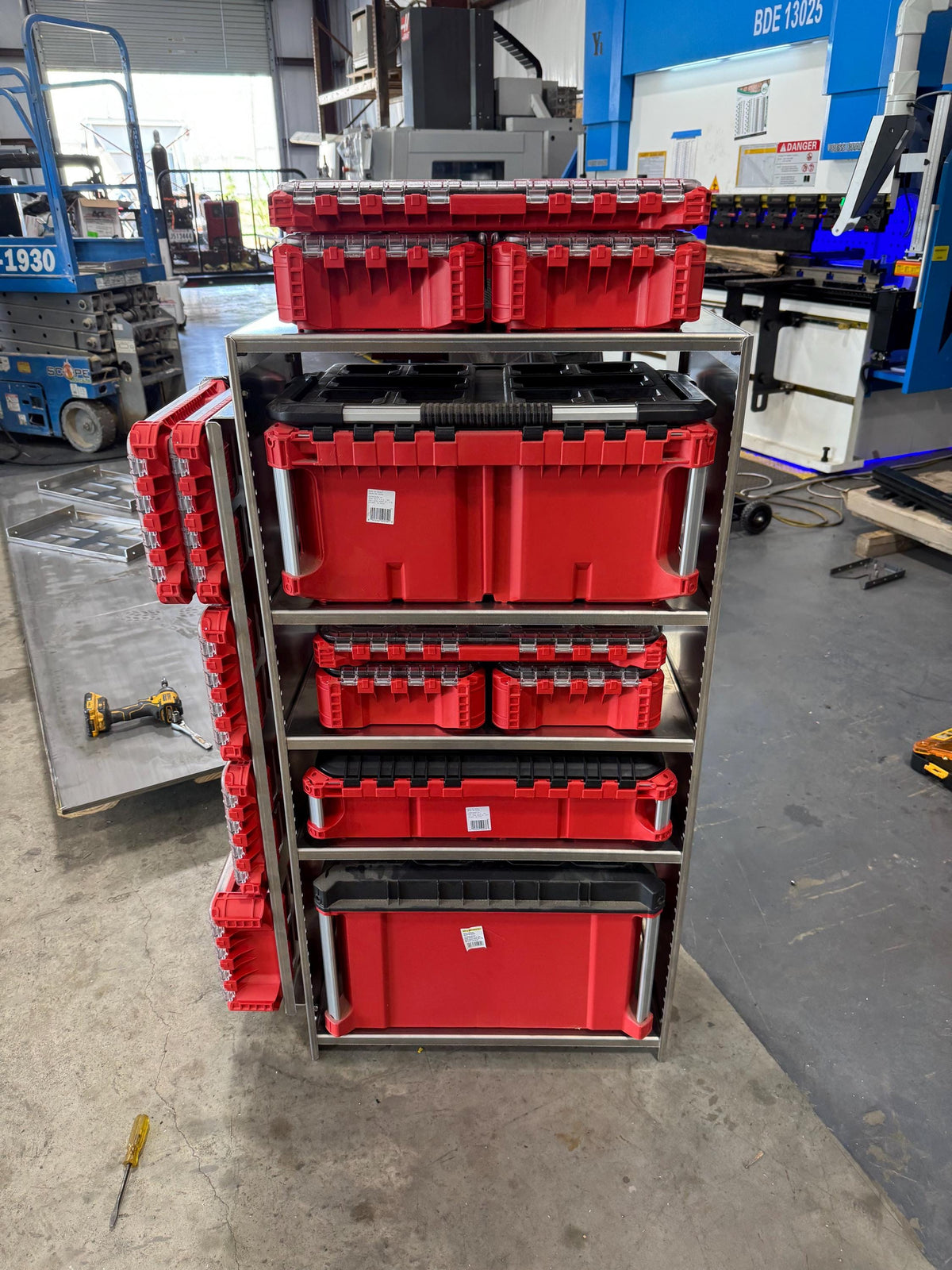 THE ANCHOR – Full-Size Aluminum Tool Rack (Railing Version), Compatible with Milwaukee® PACKOUT™ Toolboxes
